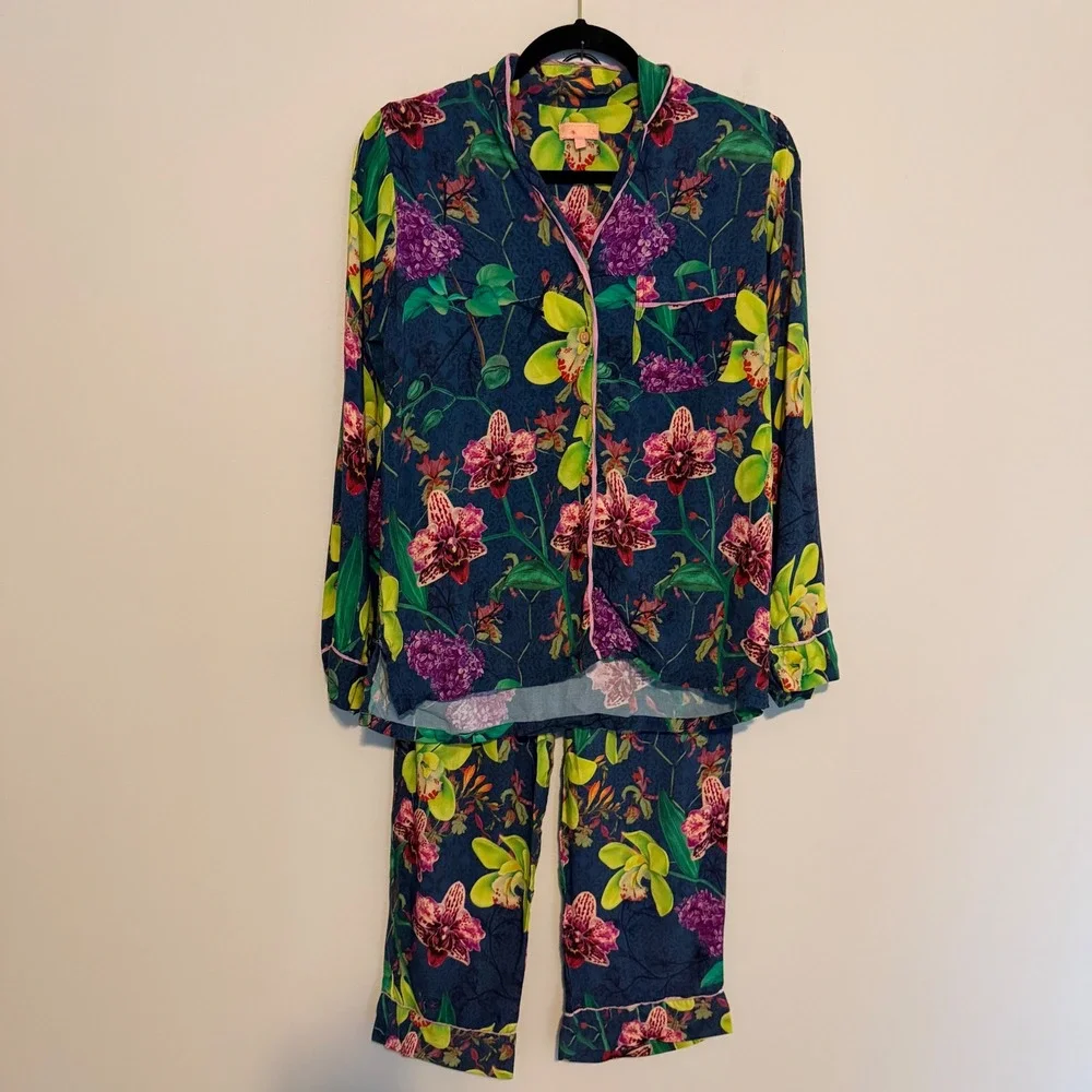 Powder pajamas button